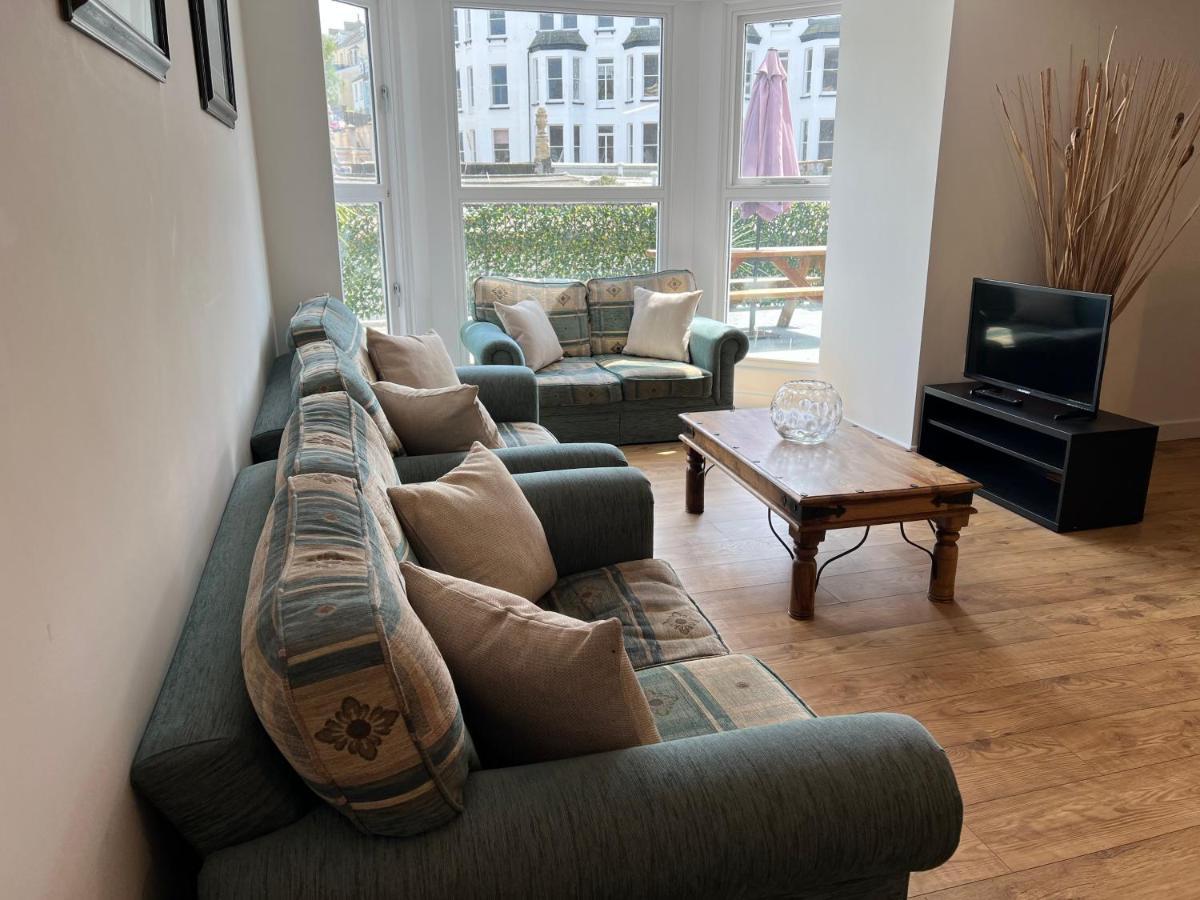 Beautiful Apartment,No 1, With Parking 伊尔弗勒科姆 外观 照片