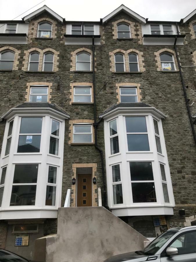 Beautiful Apartment,No 1, With Parking 伊尔弗勒科姆 外观 照片