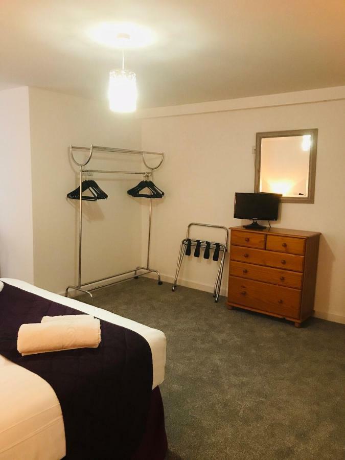 Beautiful Apartment,No 1, With Parking 伊尔弗勒科姆 外观 照片