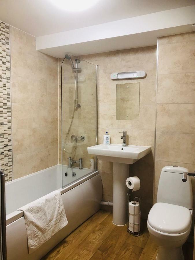 Beautiful Apartment,No 1, With Parking 伊尔弗勒科姆 外观 照片